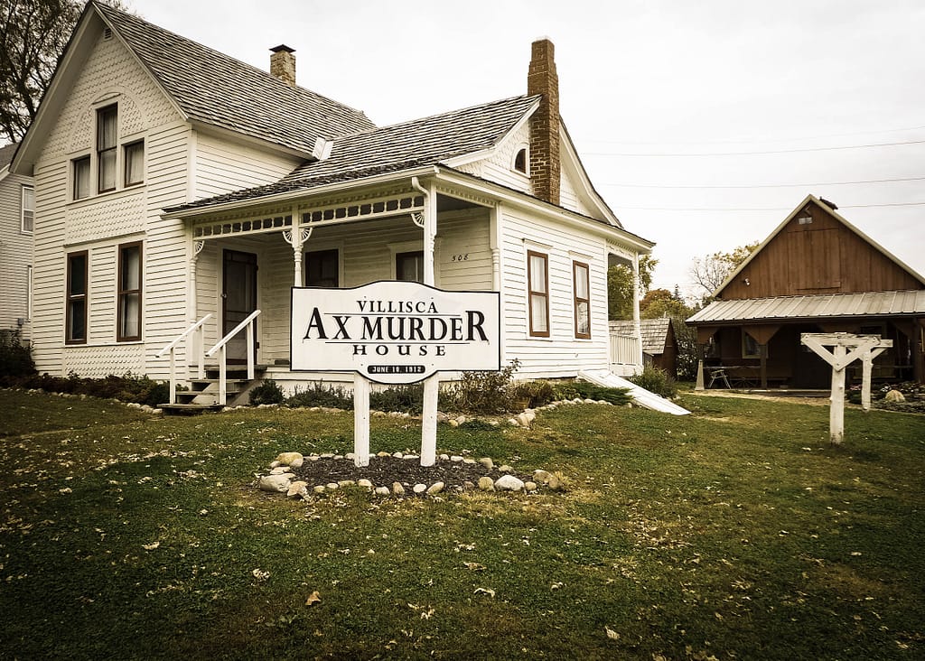 White house with Villisca Ax Murder House sign in the front