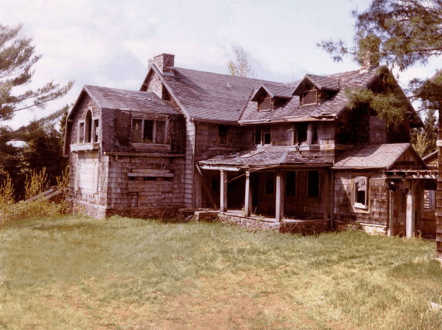 Abandoned brown building, falling apart